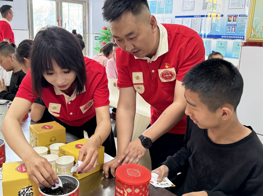 爱心汇聚，为特殊教育 “种太阳”—— 三胖蛋在行动
