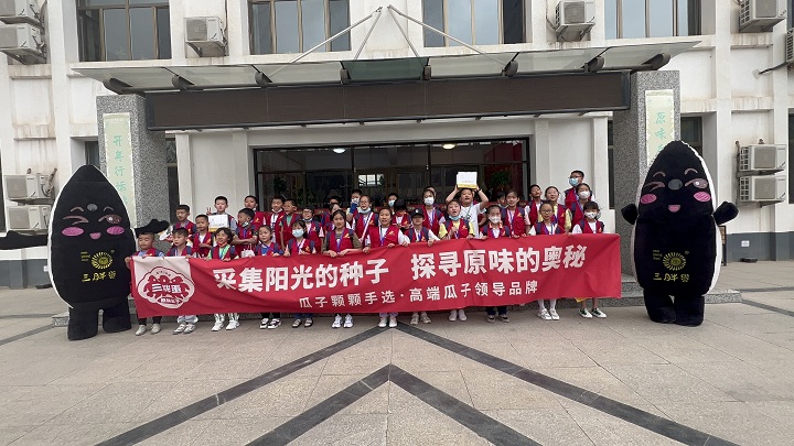 2022年夏季5000余名小记者走进龙头企业三胖蛋食品