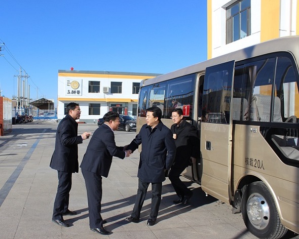 内蒙古巴彦淖尔市市委副书记、政府市长张晓兵参观三胖蛋食品有限公司