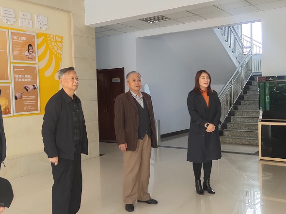 内蒙古自治区开发区协会会长及专家团一行莅临三胖蛋食品参观调研