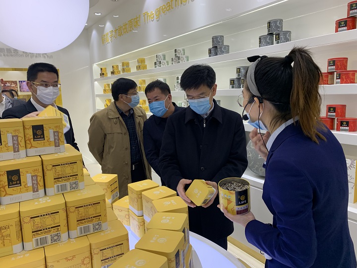 内蒙古自治区副主席黄志强到三胖蛋食品有限公司参观考察