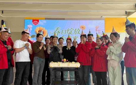 三胖蛋 4 月员工生日会：温馨相伴，共庆生辰